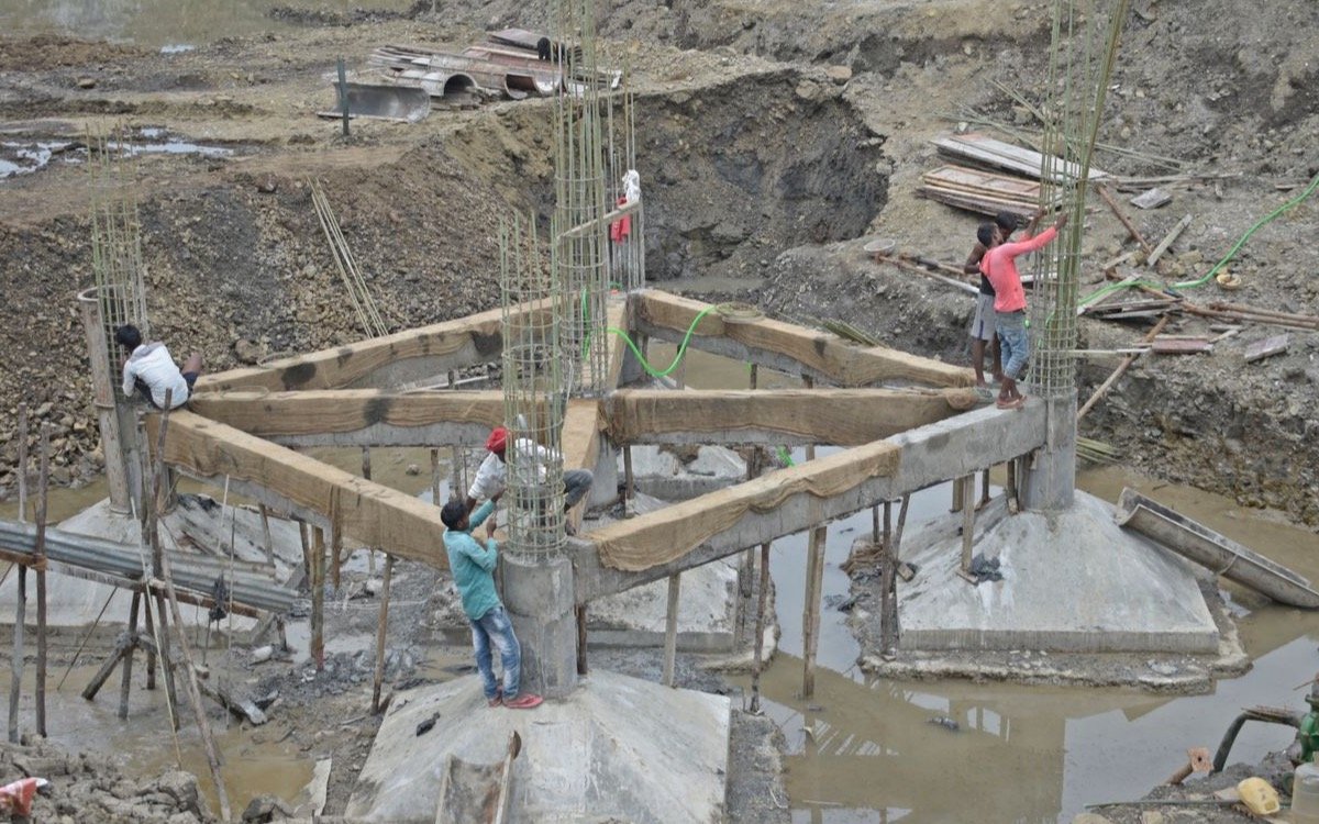 Concreto reforzado — cimentación y columnas con refuerzo en obra