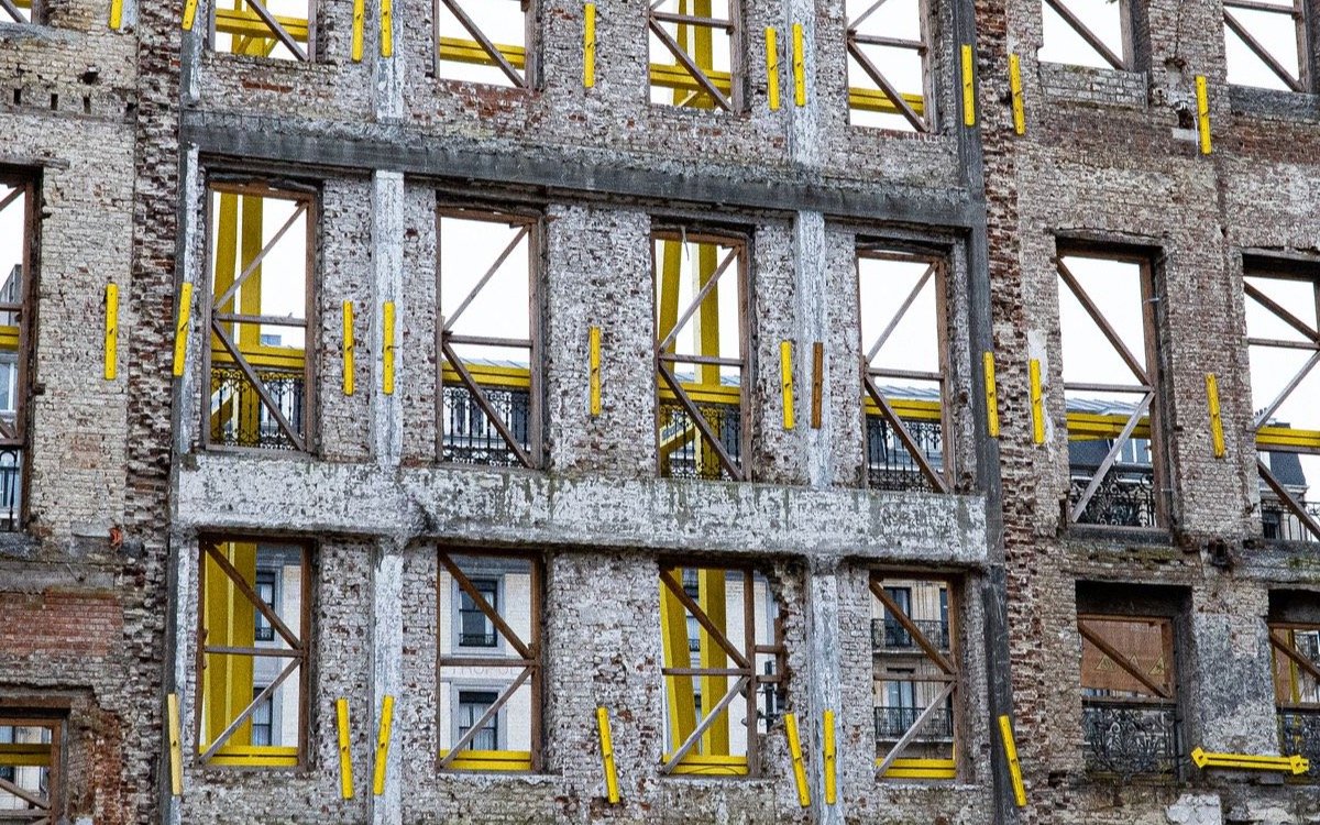 Reforzamiento estructural — fachada con apuntalamiento