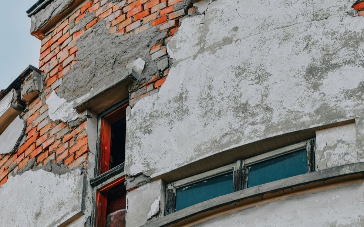 Estudio de vulnerabilidad — fachada con grietas y deterioro